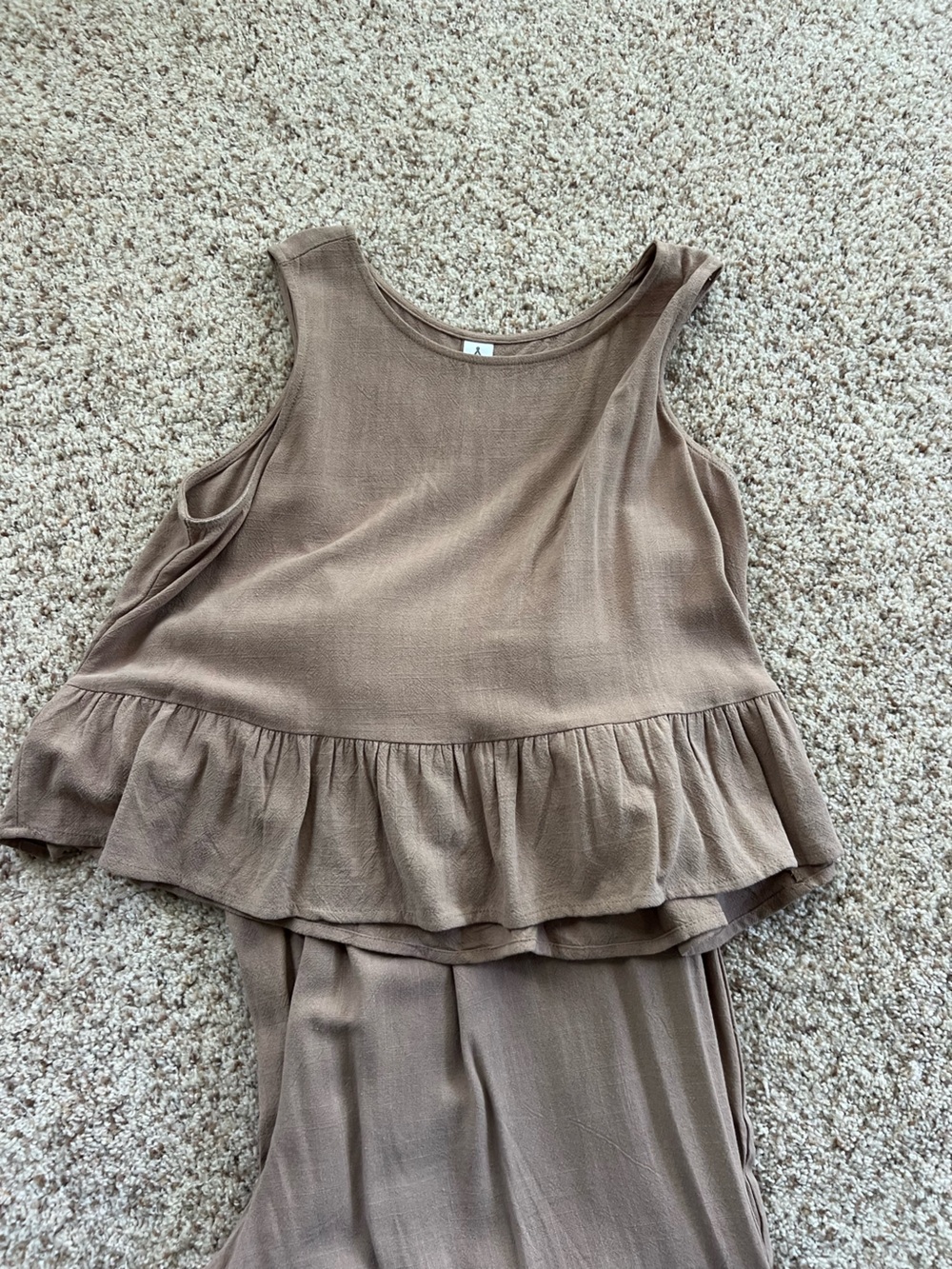 Sleeveless Ruffled Hem Tank in Taupe
Lightweight.  Perfect for summer.  Worn 1x